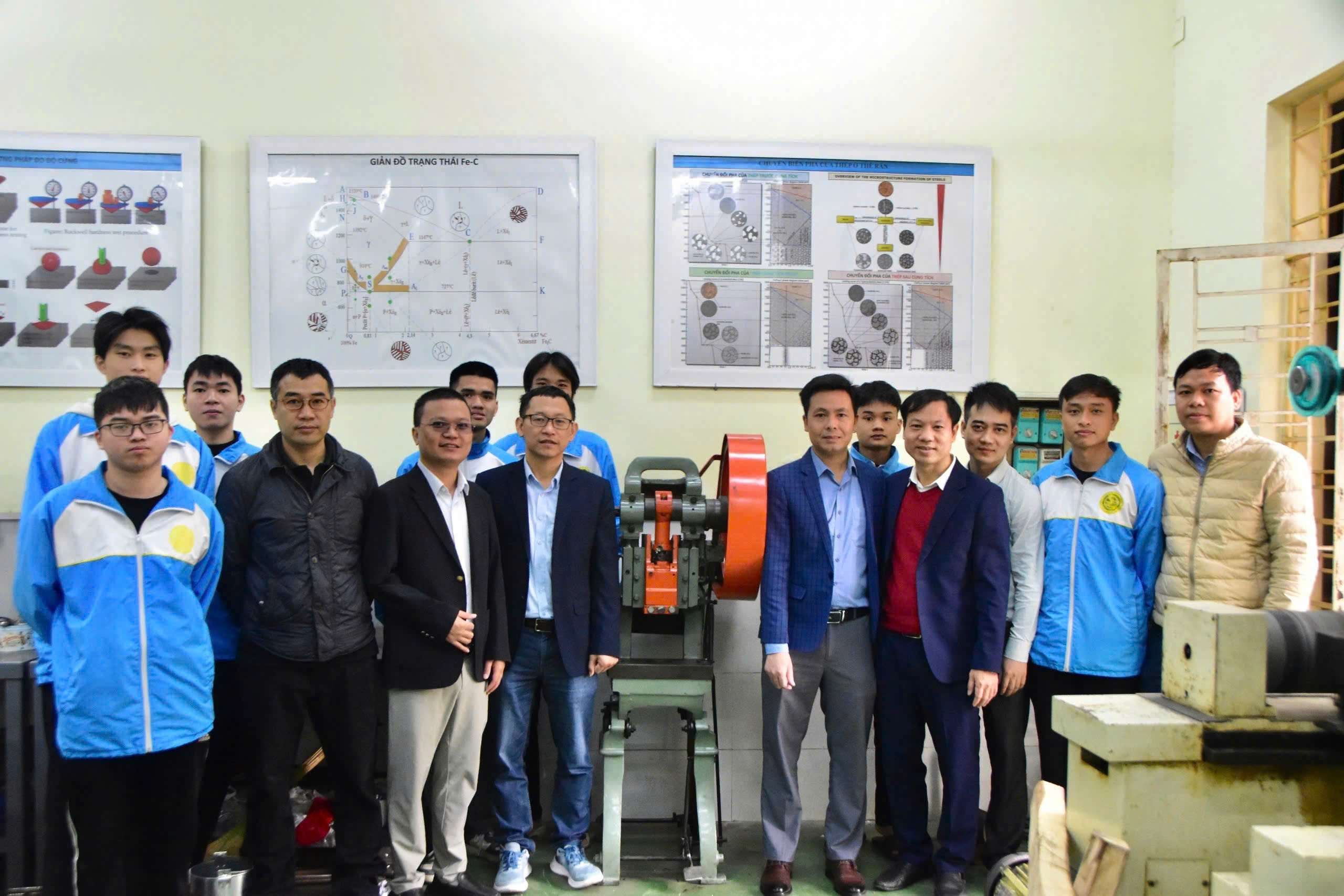 GDP Tặng Máy Đột Dập Cho Sinh Viên Khoa Cơ Khí Trường Đại Học GTVT